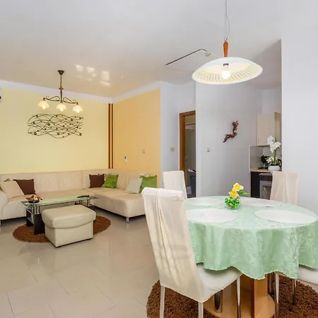 2 Bedroom In Apartament Skrbčići